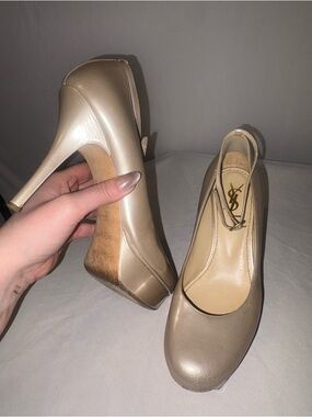 Yves Saint Laurent Pearl Beige Leather Pumps